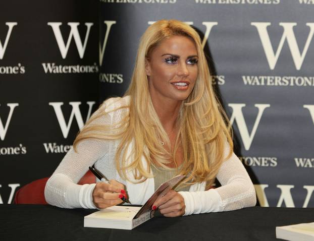 Colechester: Katie Price potpisivala knjigu "You Only Live Once"