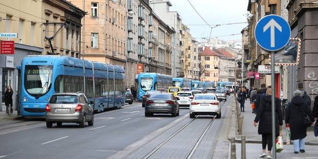 Zagreb: Automobilom u Ilici naletio na pje&scaron;aka, tramvajski promet u prekidu
