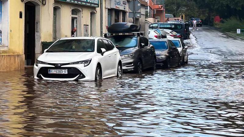 FOTO Ulice pod vodom: Evo kako izgleda Pula nakon kiše