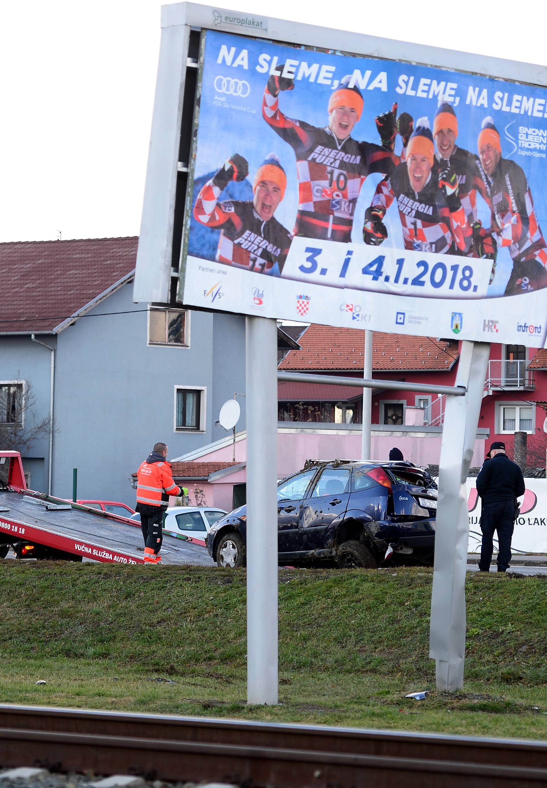 Muž ispuzao van kroz šiber, a ženu iz auta izvukli vatrogasci