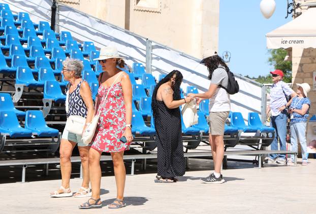 Turisti sa kruzera Viking sea razgledavaju Šibenik