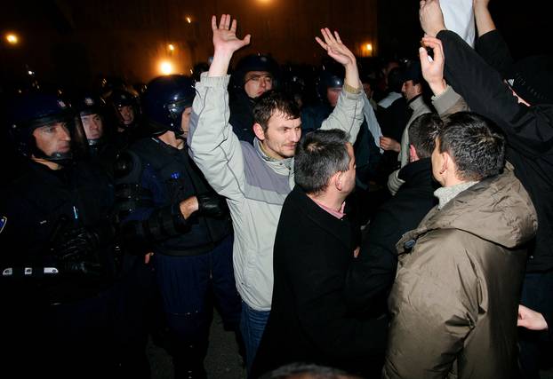 ARHIVA - Zagreb: Prosvjedi diljem zemlje zbog uhićenja Gotovine, razbijen i prozor na zgradi Vlade