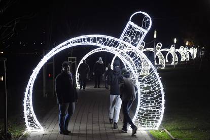 Svijeća nade je upaljena u svim gradovima, pogledajte kako su ukrašeni za ovogodišnji Advent