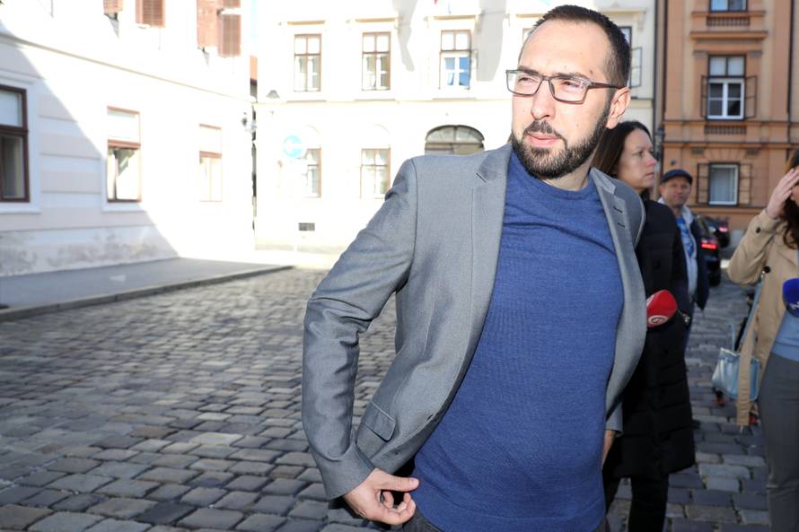 Zagreb: Politička platforma Možemo spred Banskih dvora održala konferenciju za medije