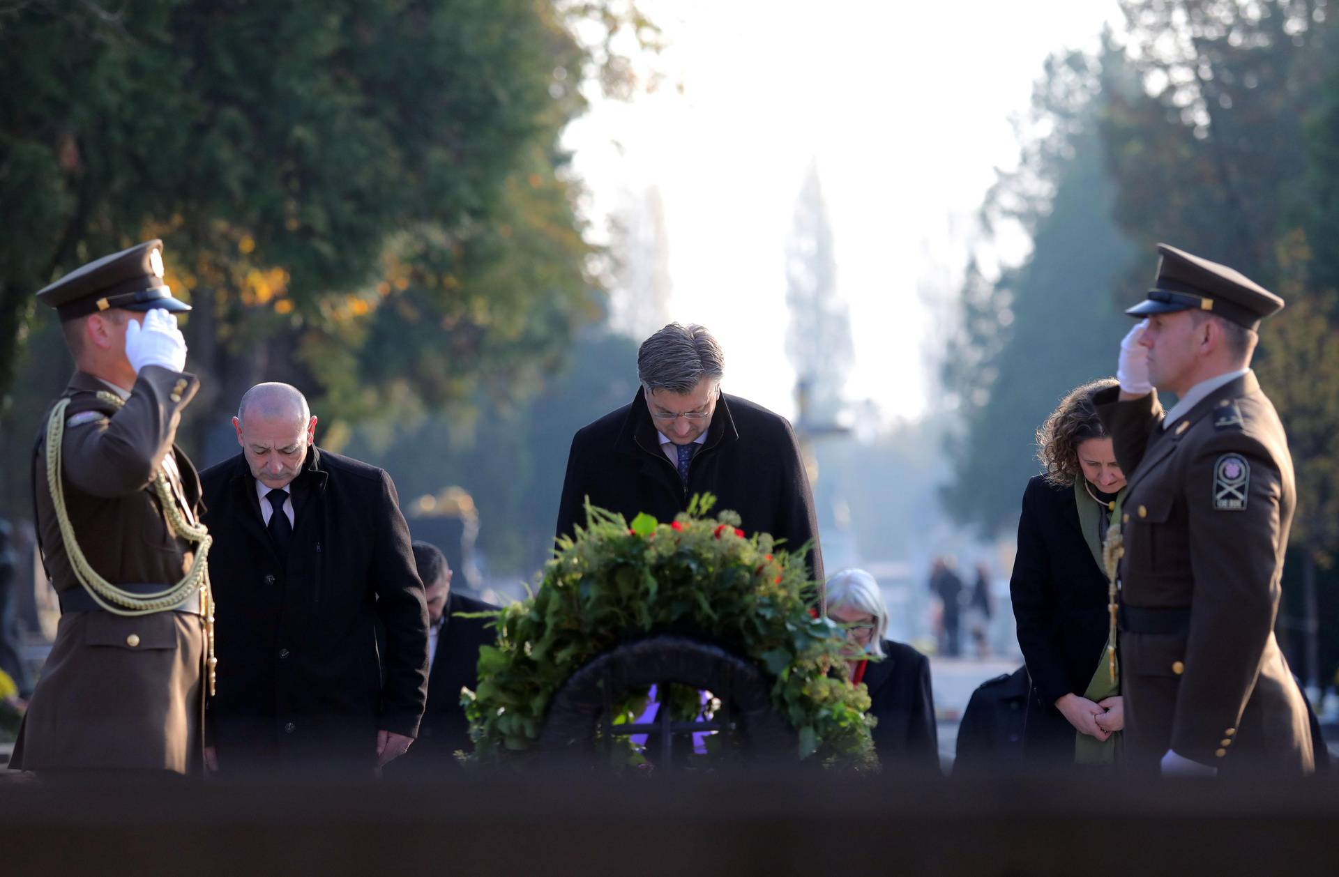U prigodi blagdana Svih svetih, predsjednik Vlade Andrej Plenković sa suradnicima obišao Gradsko groblje Mirogoj 