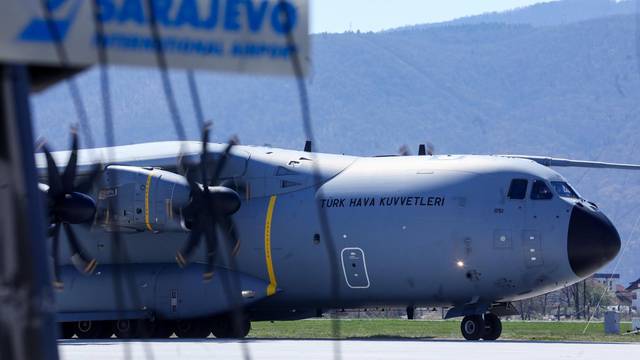 U Sarajevo sletio avion iz Turske s medicinskom opremom za borbu protiv koronavirusa