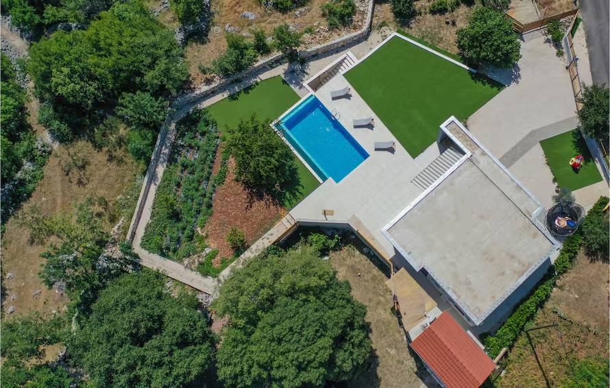 Neslužbeno doznajemo: Službenik je u vrijeme davanja dozvole imao obrt za čišćenje