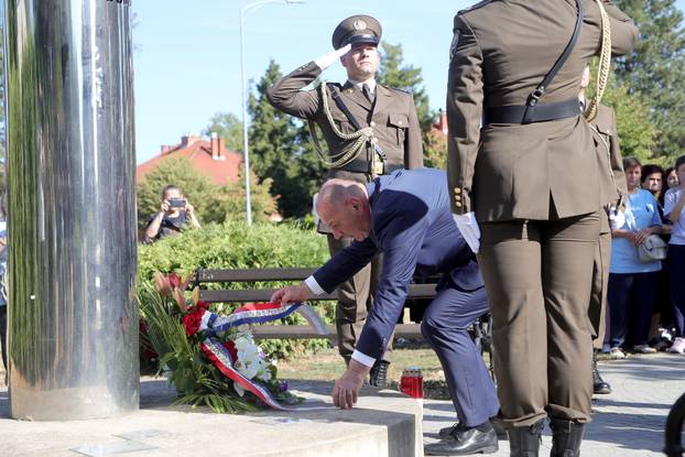 Vukovar: Polaganje vijenaca na spomen obilježju nestalim osobama u Domovinskom ratu
