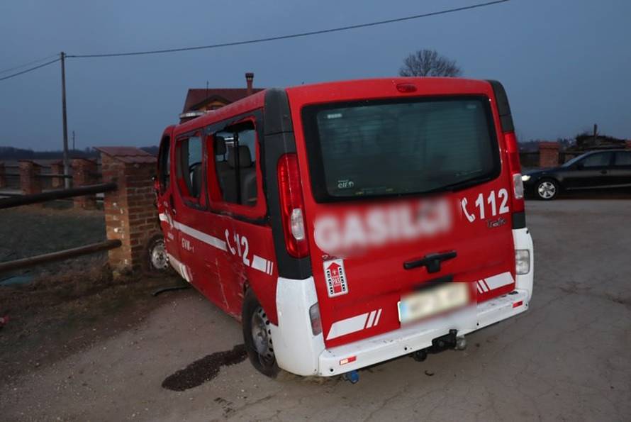 FOTO GTA Vrbovec: Pijan ukrao kombi slovenskih vatrogasaca pa se njime zabio u ogradu kuće