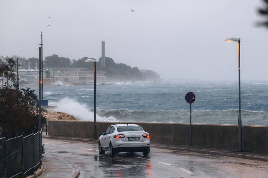 Split: Olujno jugo prebacuje valove preko ulaza u ACI marinu