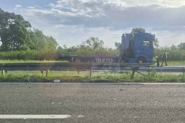 GALERIJA Stravični prizori s A3: Počelo izvlačenje prevrnutog busa. Auto potpuno smrskan