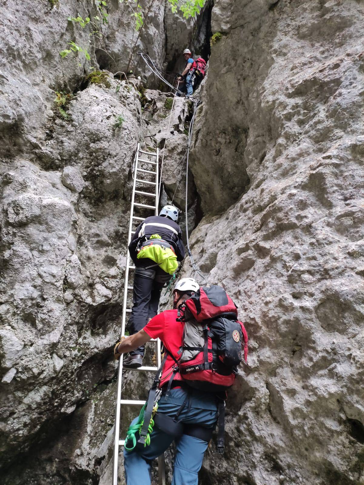 Vodič je ostavio ozlijeđenog planinara na Velebitu i odveo grupu, u HGSS-u ogorčeni činom