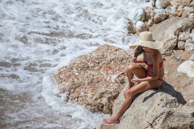 Dubrovnik: Turisti uživaju u ljepotama grada i kupanju na gradskim plažama