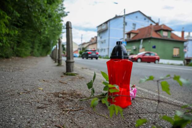 Zagreb: Zapaljena svijeća i ostavljeno cvijeće na mjestu gdje je noćas auto usmrtio djevojku