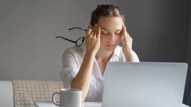 Na poslu i kod kuće: 6 jasnih znakova preopterećenosti i savjeti kako se nositi s tim