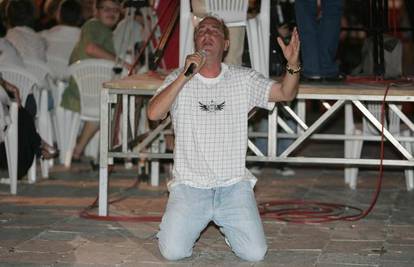 Mladen Grdović je kleknuo koliko se uživio u pjesmu