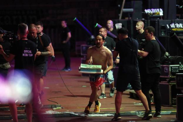 Split: DJ Steve Aoki bacao torte partijanerima u publici