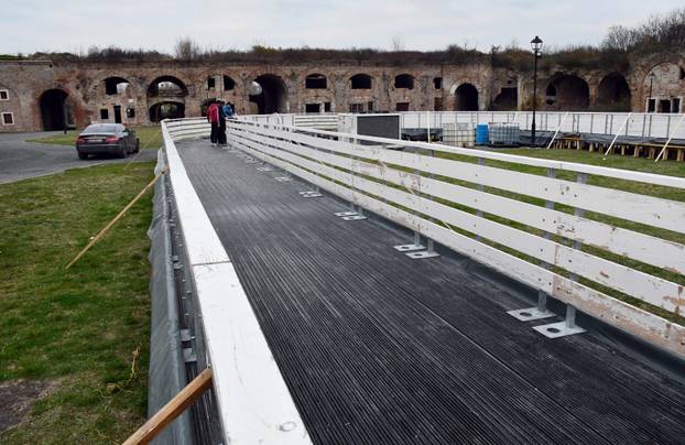 FOTO Slavonski Brod oblači svoje božićno ruho: Priprema grada za blagdansko ozračje