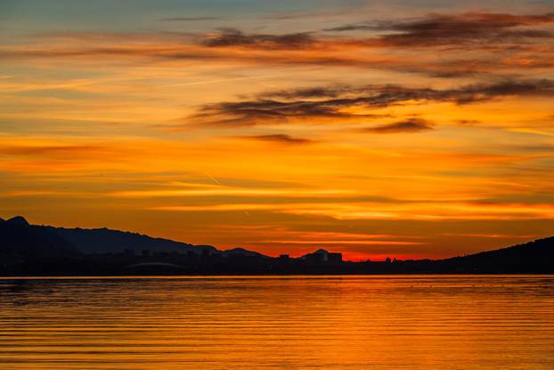 Kaštel Stari: Izlazak Sunca nad Splitom