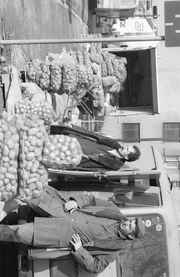 Zagreb: Ulični prodavači krumpira čekaju svoje kupce