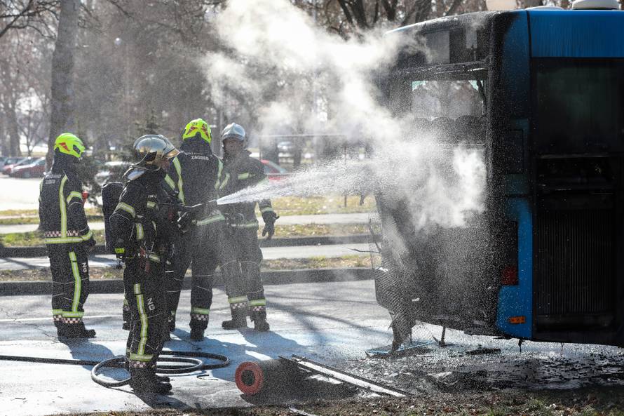 Zagreb: Vatrogasci ugasili poÅ¾ar na autobusu ZET-a na izlasku iz naselja Dugave