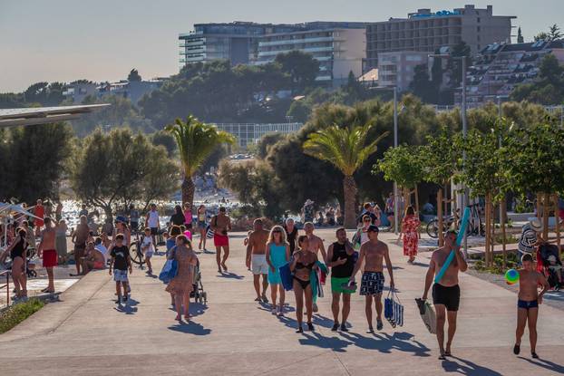 Split: Ljetni ugođaj na novouređenoj plaži Žnjan