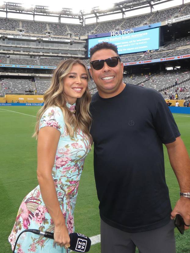 FOTO Vruće ljeto Dilette Leotte, nešto joj je provirilo u kostimu. Kolegica: Vulgarno se odijevaš