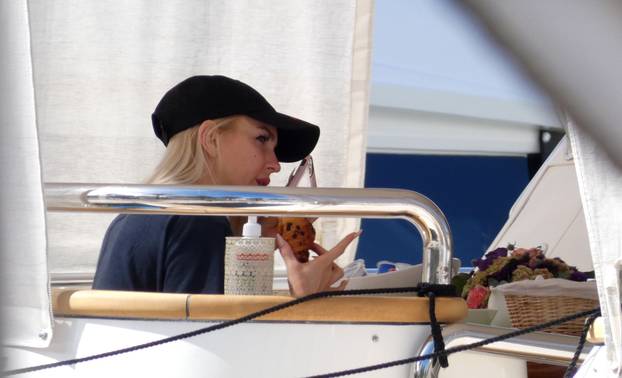 Netflixova zvijezda stigla na Hvar s mužem milijarderom: Dnevno troši 6.300 kn na izgled