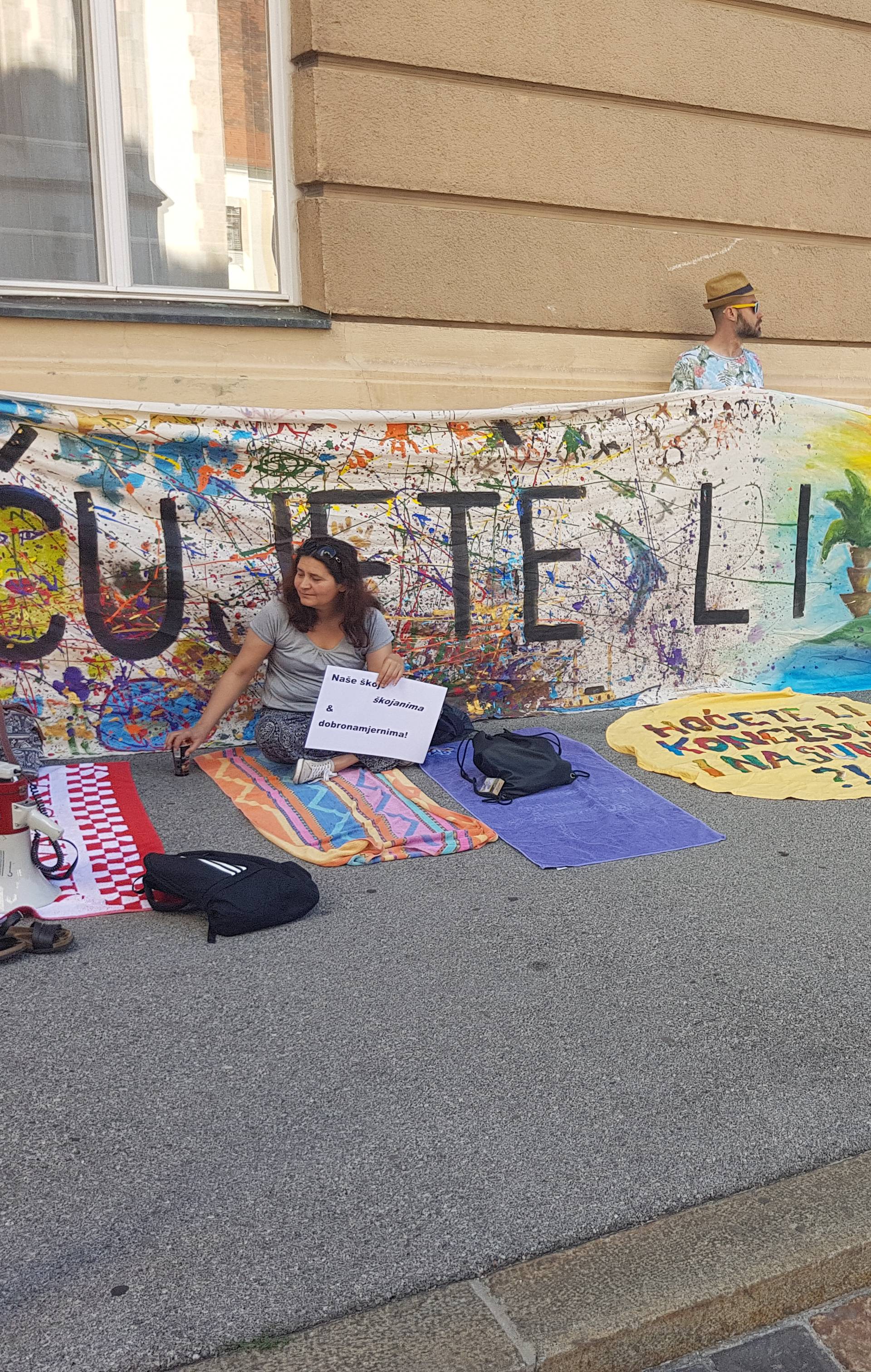 Prosvjed protiv koncesija: Na Markovu trgu napravili plažu