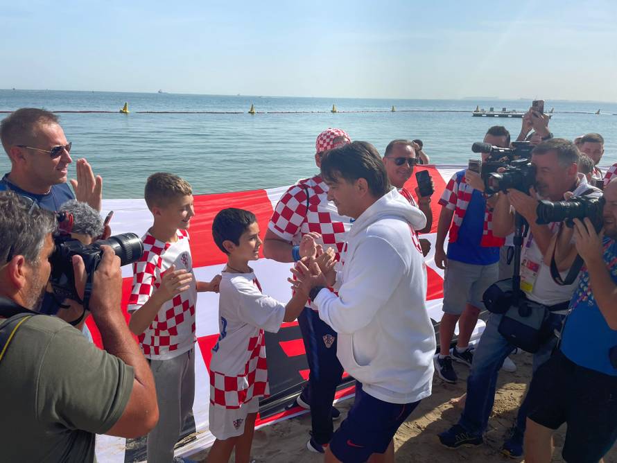 Navijači ganuli izbornika Dalića zastavom dugom 200 metara: Ovo je zaista velika stvar. Hvala