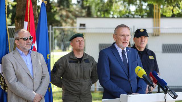 Zagreb: Božinović nazočio primopredaji kombi vozila s policijskim obilježjima za potrebe temeljne i interventnih jedinica policije  