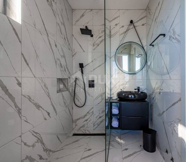 Pogodite koliko košta: Dvojna vila u blizini Novalje ima bazene, roštilj i teniski teren...