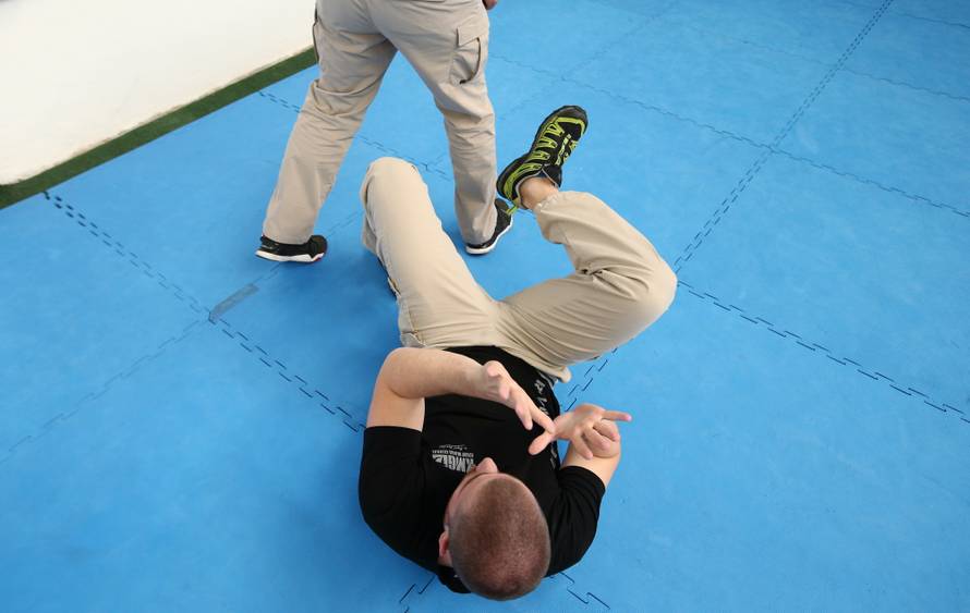 Naučite se spasiti od napada palicom, nožem i pištoljem!