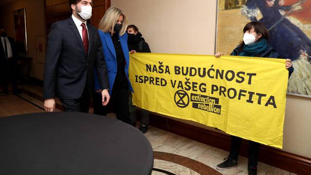 Prosvjednici u hotelu Westin dočekali ministra Tomislava Ćorića