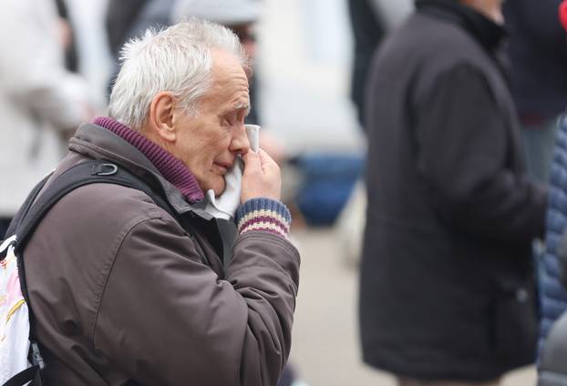 Zagreb: Interventna policija osigurava molitelje na glavnom Trgu