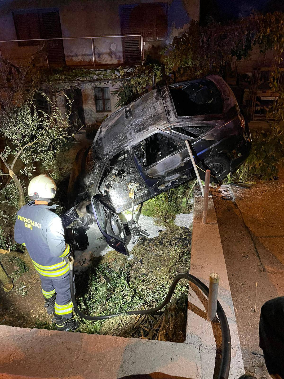 Nevjerojatno:  Auto sletio s ceste i zapalio se, vozač je pukom srećom prošao bez težih ozljeda