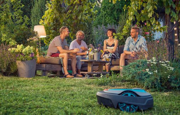 Robotske kosilice SILENO i bežični alati GARDENA osiguravaju nisku razinu buke u vrtu.