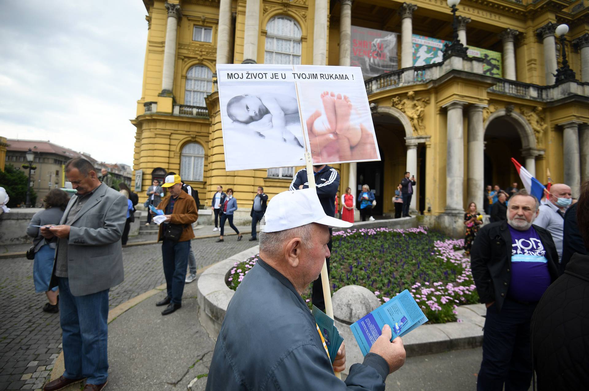 Prošao Hod za život, na ulice izašli i građani koji se protive