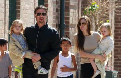 Jolie: Brad je razmazio kćeri, koje mu već skaču po glavi