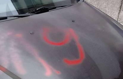 Dvojica vandala i dijete bojom uništavali aute po Karlovcu