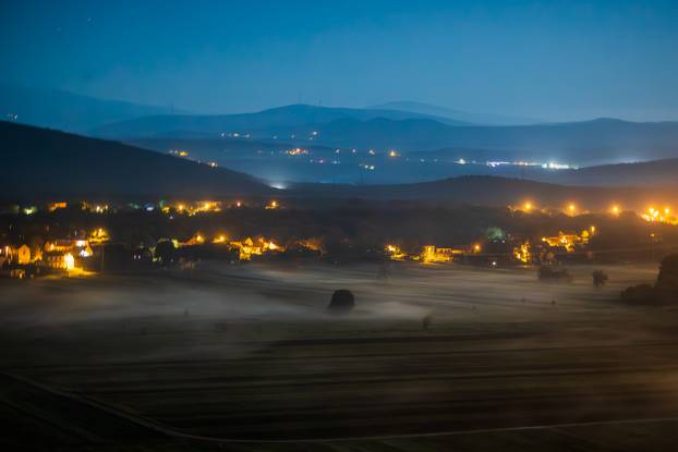 Magla noću iznad mjesta Bisko  