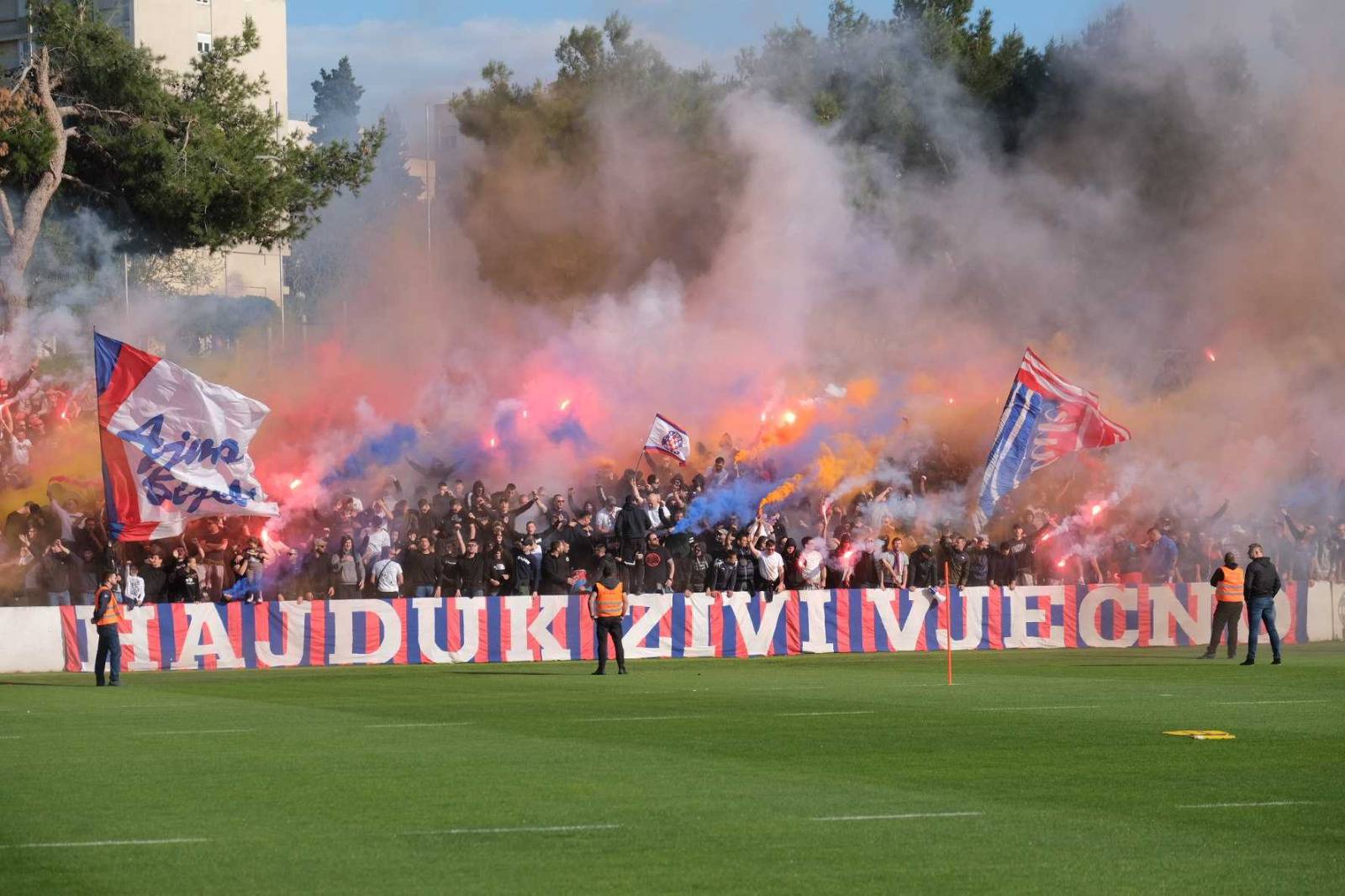 Spektakl na treningu Hajduka: Tisuće  navijača došli su podržati igrače uoči derbija s Dinamom!