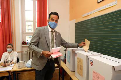 Marin Miletić, kandidat za gradonačelnika Rijeke na biračkom mjestu