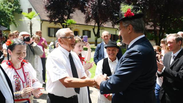 FOTO Plenković sa šeširom u Srijemskoj Mitrovici, pogledajte kako su ga dočekali u Srbiji