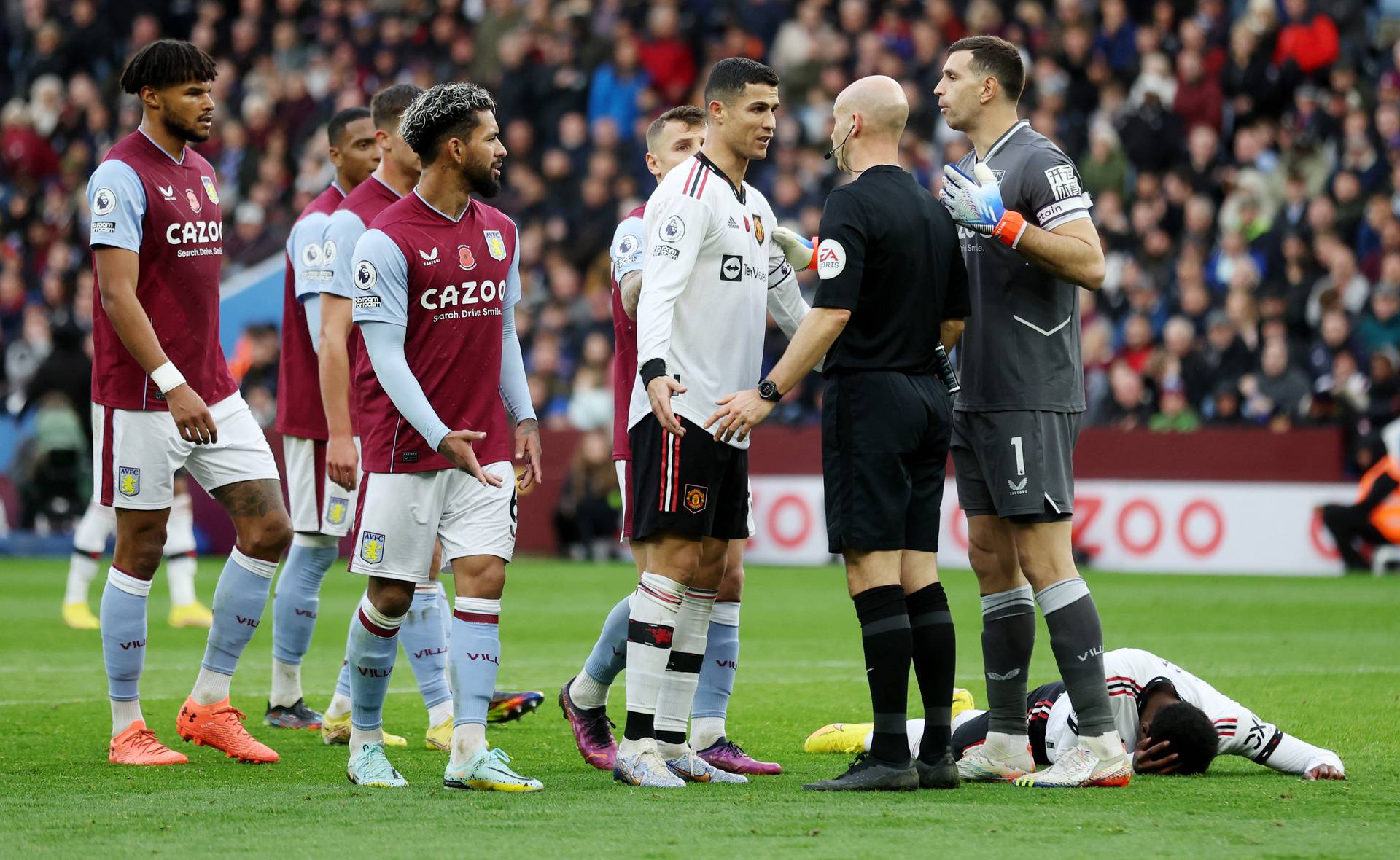 Premier League - Aston Villa v Manchester United