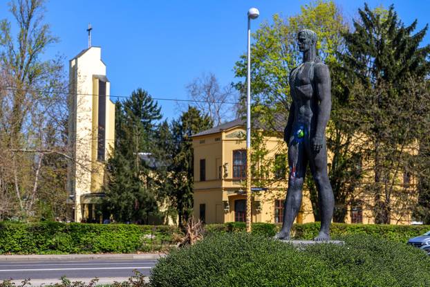 Zagreb: Na Uskrs osvanuli pofarbani testisi Bacača diska 