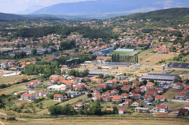 Sinj: Pogled iz zgrade na pripremu pozornice za koncert Marka Perkovića Thomspona