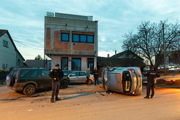 Zagreb: U Svetoj Klari automobilom udario u betonski zid i završio na krovu
