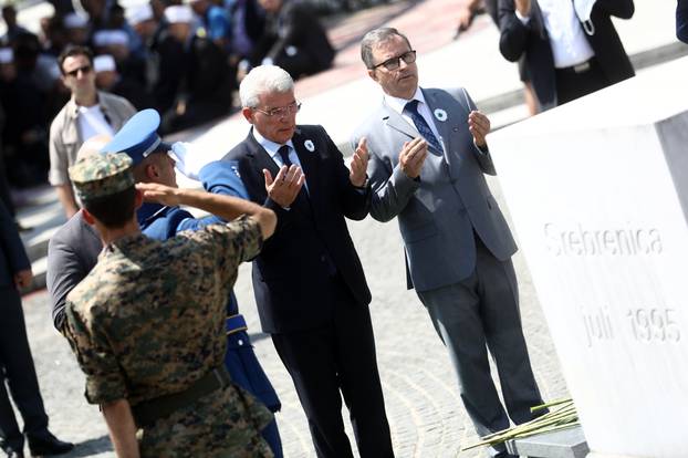 Brojne delegacije položile cvijeće u znak sjećanja na ubijene u genocidu u Srebrenici