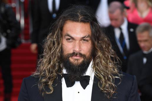 Jason Momoa se zbog protesta obrijao gotovo na ćelavo: Evo kako sada glumac izgleda...